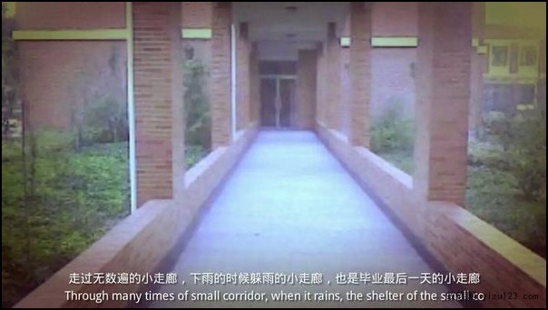 校园青春文字图片：走过无数遍的小走廊，下雨的时候躲雨的小走廊，也是毕业最后一天的小走廊。